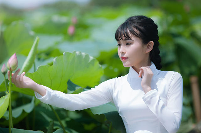 Thương nói: “Với em người con gái Việt, đẹp nhất, dịu dàng nhất là khi mặc chiếc áo dài cạnh đóa hoa sen. Hoa sen hội tụ trong mình nhiều ý nghĩa, nhưng dưới góc nhìn của một người trẻ, em cảm nhận hoa sen là biểu tượng về sức vươn dậy của một ý chí sống mãnh liệt và phẩm cách cao quý”.