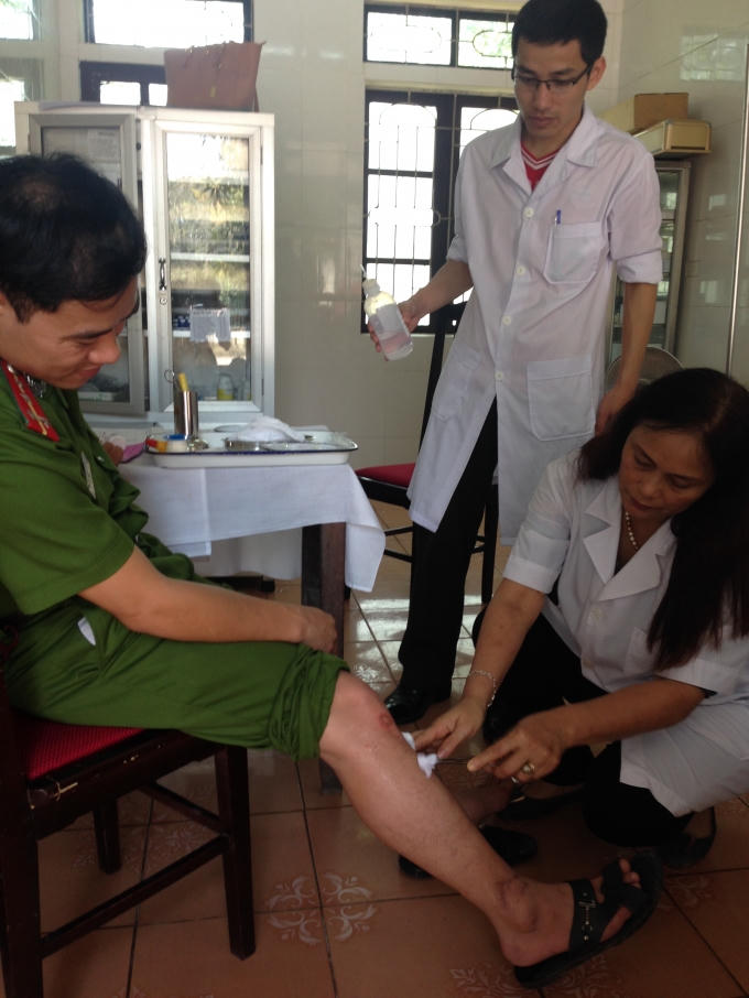 Đại úy Nguyễn Hồng Duẫn được điều trị và uống thuốc chống phơi nhiễm tại bệnh xá công an tỉnh Hà Tĩnh.