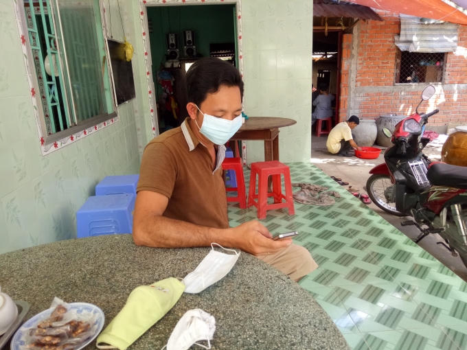 Người lớn ở nhà cũng phải bịt khẩu trang vì mùi hôi hắc đến ngộp thở.