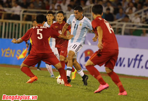 U20 Việt Nam chủ động chơi phòng ngự số đông để bảo vệ cầu môn Tiến Dũng - Ảnh: Anh Tài