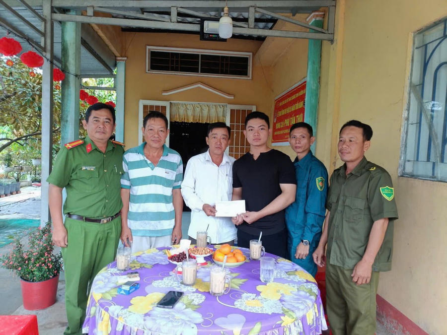 Công an xã Hồ Thị Kỷ thăm hỏi, tặng quà gia đình thanh niên Phù Hoàng Huynh (ấp Cây Khô) trước ngày lên đường thực hiện nghĩa vụ tham gia CAND.