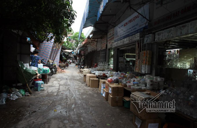 Xung quanh c&aacute;c v&ograve;m cầu l&agrave; nơi sinh hoạt, cất đồ, bu&ocirc;n b&aacute;n của h&agrave;ng trăm hộ d&acirc;n dọc phố Ph&ugrave;ng Hưng, chạy qua phố Gầm Cầu đến ga Long Bi&ecirc;n.