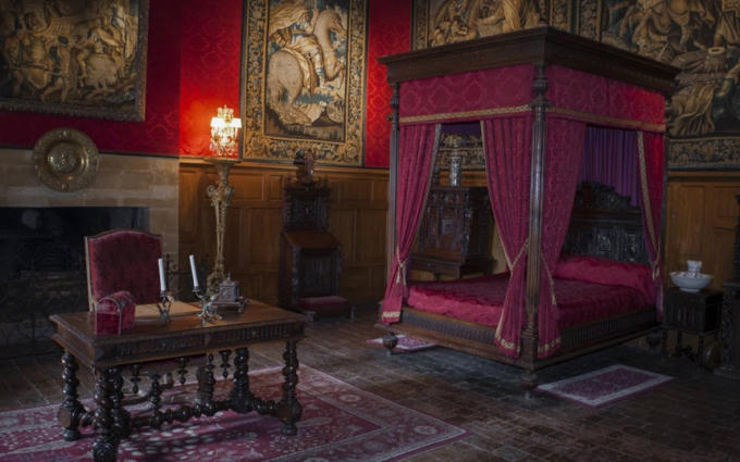 Lâu đài Château de Brissac (Pháp): Lâu đài Chateau de Brissac thuộc quyền sở hữu của gia đình quý tộc Cossé-Brissac tại Brissac-Quincé, Maine-et-Loire, Pháp. Vào thế kỷ 15, ông Jacques de Brézé phát hiện vợ gian díu với một người đàn ông lạ trong nhà. Trong cơn giận dữ, ông dùng gươm chém chết bà và nhân tình. Kể từ đó, người ta luôn nghe thấy những tiếng kêu khóc ai oán phát ra từ bên trong lâu đài. Ảnh: Pinspirationaz.