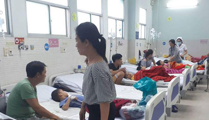 Các em học sinh nghi bị ngộ độc thực phẩm điều trị tại Bệnh viện quận Tân Phú. (Ảnh: báo Thanh niên)
