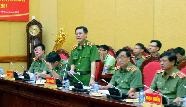 Trung tướng Đỗ Kim Tuyến (đứng) trả lời câu hỏi của phóng viên về việc bắt một bác sĩ trong vụ 8 bệnh nhân chạy thận tử vong ở Hòa Bình.