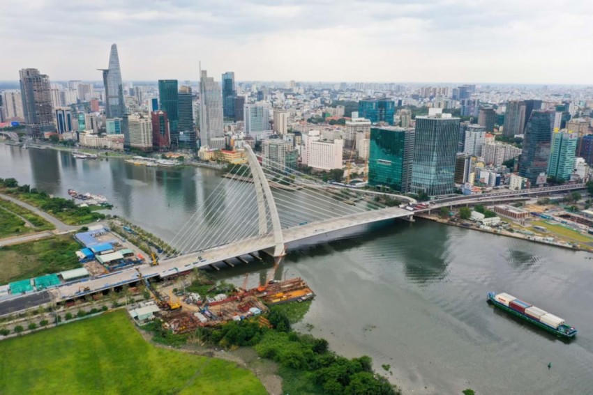 Một đoạn sông Sài Gòn có cầu Thủ Thiêm 2 nối khu vực quận 1 và khu đô thị mới Thủ Thiêm. Ảnh: Quỳnh Trần
