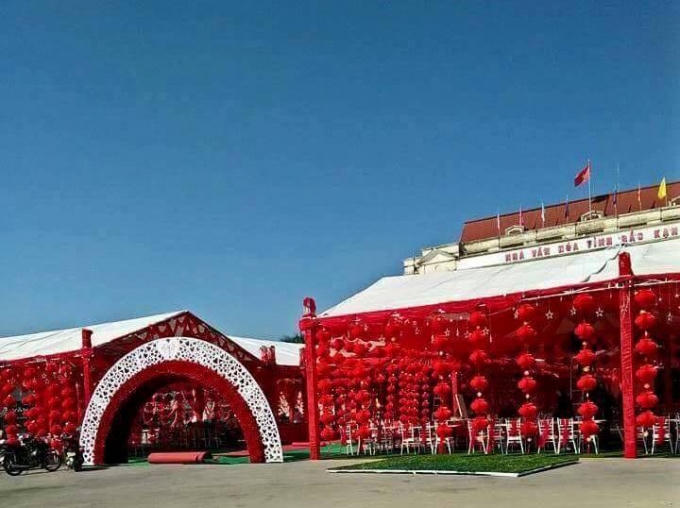 Đám cưới được tổ chức tại sân nhà Văn hóa tỉnh Bắc Kạn.
