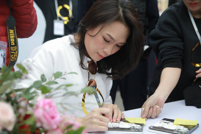 Mỹ Tâm trong buổi kí tặng CD album "Tâm 9" tại phố đi bộ Hồ Gươm Hà Nội.