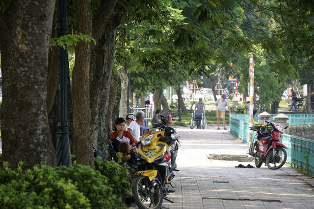 Những hàng cây xanh công viên, bờ hồ đều được tận dụng để nghỉ ngơi tránh cái nóng như đổ lửa.