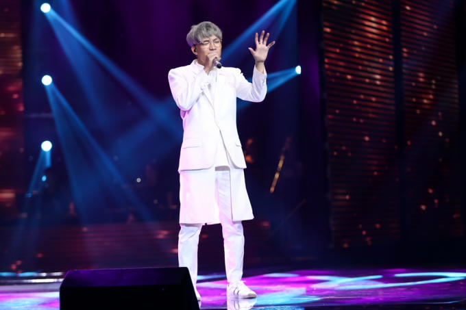 Hotboy Anh Tú mang đến ca khúc "Ánh nắng của anh" trong Giọng hát Việt 2017 tập 12.