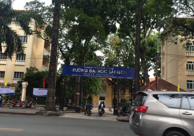 Đại học Sài Gòn đang rộ lên những tố cáo liên quan đến ông Hiệu trưởng Phạm Hoàng Quân.