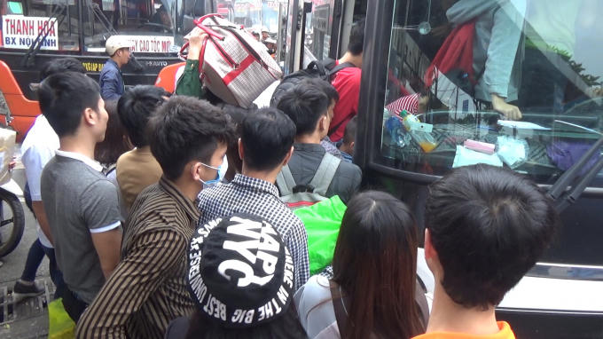 Dòng người xếp hàng trước các quầy vé tại Bến xe Giáp Bát chiều 27/4.