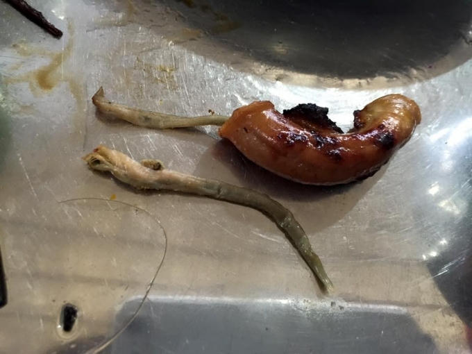 Lòng lợn kèm giun của một Nhà hàng được phát hiện khiến thực khách lo sợ (ảnh facebook).