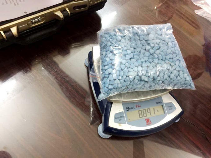 26.700 viên nén ma túy hình tam giác màu xanh bị lực lượng chức năng bắt giữ. Ảnh cơ quan công an cung cấp.