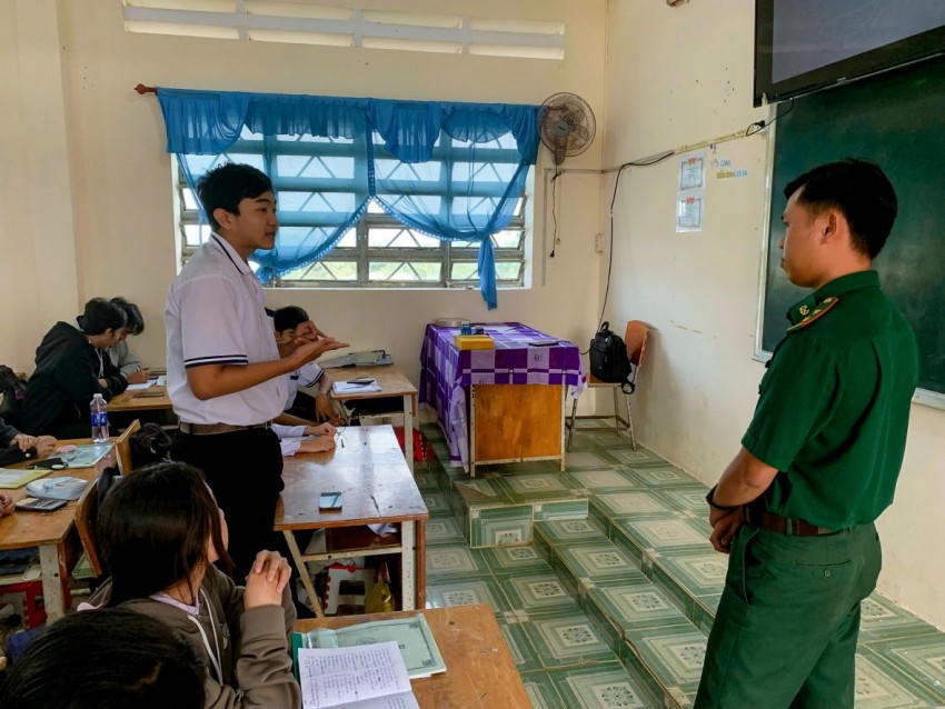 Các em học sinh mạnh dạn đặt câu hỏi trao đổi tại buổi tuyên truyền