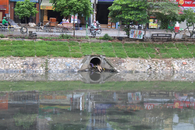 Những thứ này hầu hết là do cống thoát nước thải sinh hoạt của các hộ dân quanh khu vực sông Tô Lịch thải ra.