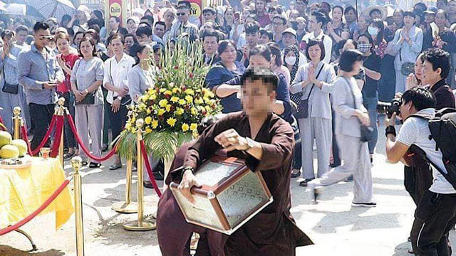 Nam thanh niên được cho là xông xáo, làm nhiều việc trong lễ cất nóc, dựng chuông chùa Thái Ân.