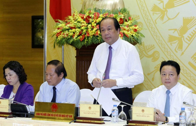Bộ trưởng, Chủ nhiệm Văn phòng Chính phủ Mai Tiến Dũng (đứng), Bộ trưởng Bộ Thông tin - Truyền thông Trương Minh Tuấn (trái) và Bộ trưởng Bộ Tài nguyên - Môi trường Trần Hồng Hà tại cuộc họp báo. (Ảnh: An Đăng).