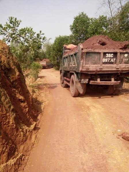 Xe chở đất không phủ bạt gây ô nhiễm môi trường.