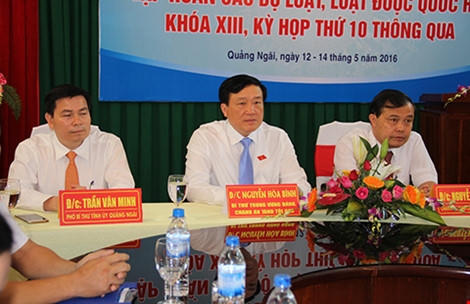 Chánh án TAND Tối cao Nguyễn Hòa Bình (giữa) chủ trì hội nghị tại đầu cầu Quảng Ngãi. Ảnh: CTV.