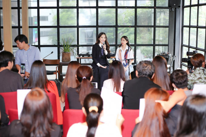 Nam Em bất ngờ h&aacute;t tiếng Th&aacute;i Lan, được truyền th&ocirc;ng nước bạn săn đ&oacute;n