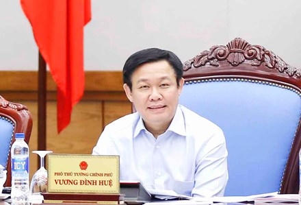Phó Thủ tướng Vương Đình Huệ chủ trì buổi làm việc với các bộ, ngành nhằm tháo gỡ khó khăn vướng mắc cho hoạt động bảo lãnh tín dụng cho các DNNVV. Ảnh: VGP.