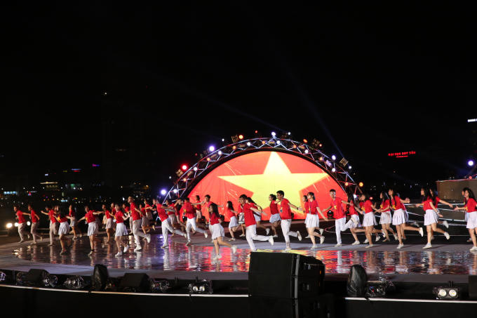Phần trình diễn flashmob sáng tạo, vui nhộn của 70 thành viên đội flashmob trường THPT Phan Châu Trinh