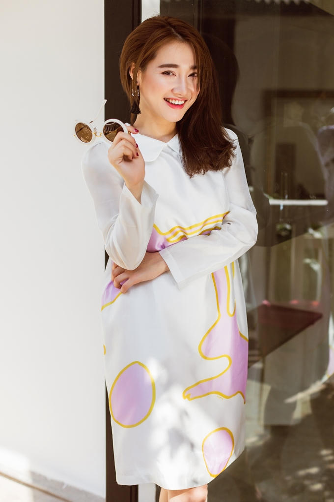 Chiếc đầm với hoạ tiết thiên nhiên độc đáo, lạ mắt khoe khéo lưng trần gợi cảm của Nhã Phương.