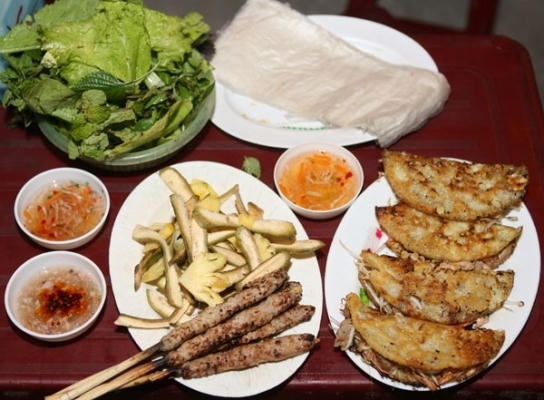 Bánh xèo và nem lụi cũng không thể bỏ qua khi đến Đà Nẵng.