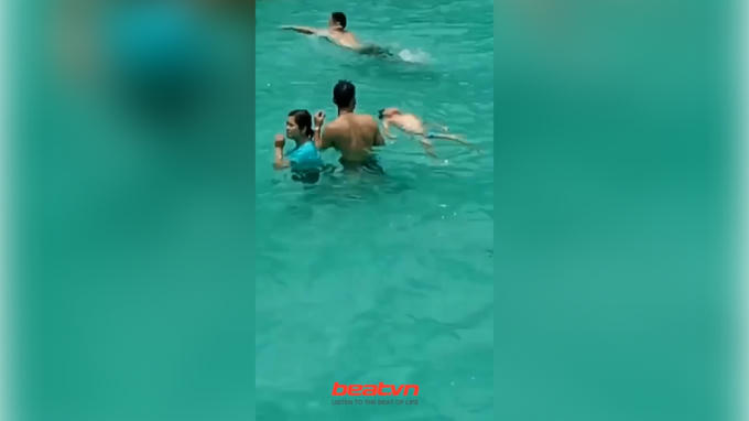 Rất nhiều người bơi, đi qua cậu bé mà không biết cậu bé gặp nạn.