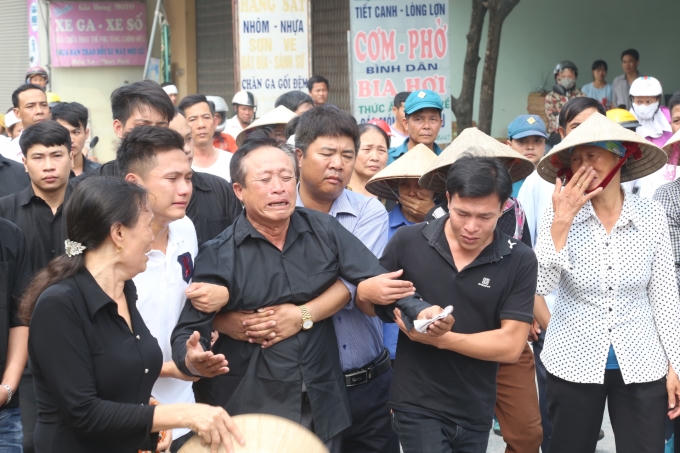 Không chỉ người thân trong gia đình Trung uý Đặng Đình Duy mà còn những người hàng xóm láng giềng cũng rơi nước mắt.