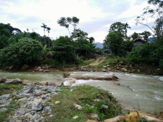 Lũ quét lớn và quá nhanh, khiến lán trại bị đất đá vùi lấp, hiện phát hiện 4 thi thể, mất tích 3.