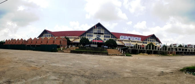 Công trình xây dựng sai thiết kế gây nhếch nhác mặt tiền chợ Bảo Lộc.