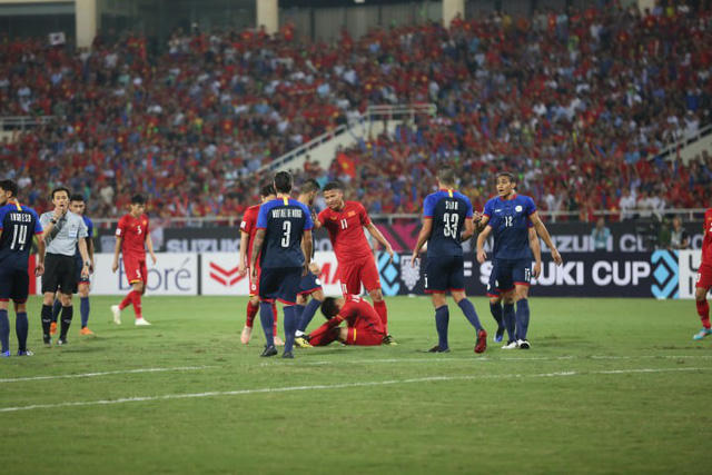 Quang Hải bị Silva phạm lỗi ngay ở phút thứ 5