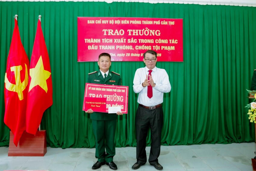 Ông Nguyễn Văn Khởi - Phó Chủ tịch UBND TP Cần Thơ trao thưởng động viên tập thể Đồn Biên phòng An Thạnh Ba.