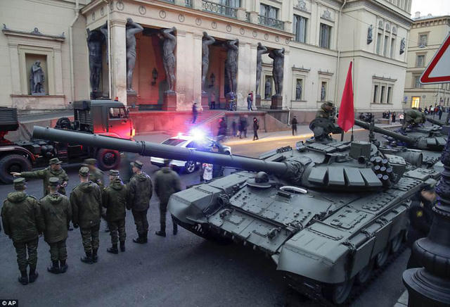 Các xe tăng T-72 xuất hiện trước bảo tàng tại St. Petersburg. (Ảnh: AP)