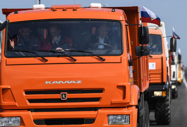 &Ocirc;ng Putin l&aacute;i xe tải th&ocirc;ng cầu nối đất liền Nga v&agrave; Crimea