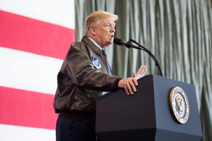 Ch&ugrave;m ảnh Tổng thống Trump trong chuyến c&ocirc;ng du ch&acirc;u &Aacute; đầu ti&ecirc;n