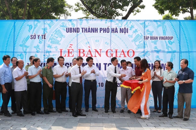 Đại diện Tập đoàn Vingroup đã trao tặng và bàn giao 3 xe kiểm nghiệm vệ sinh an toàn thực phẩm lưu động cho thành phố Hà Nội.