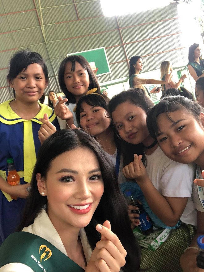 Nguyễn Phương Khánh từng chia sẻ: “Tôi rất thích cuộc thi Miss Earth không chỉ bởi giá trị nhân văn và giáo dục cuộc thi mang lại mà những vấn đề môi trường nghiêm trọng đang xảy ra trên thế giới được cập nhật liên tục giúp mỗi người dự thi hay theo dõi cuộc thi nâng cao ý thức bảo vệ môi trường. Đó là một cuộc thi nhan sắc nhưng mang tính vì cộng đồng và đề cao vẻ đẹp tri thức và phẩm chất người phụ nữ. Tôi muốn được nói lên tiếng nói của mình, đại diện cho Việt Nam về những vấn đề môi trường mà tôi quan tâm, thấy nhức nhối thời gian qua”.