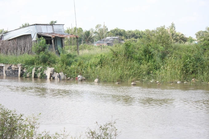 C&ocirc;ng tr&igrave;nh bờ k&egrave; vừa l&agrave;m xong đ&atilde; sạt lở tại ấp Bờ X&aacute;ng, x&atilde; Vĩnh Trạch, TP Bạc Li&ecirc;u do Ban quản l&yacute; dự &aacute;n th&agrave;nh phố l&agrave;m chủ đầu tư g&acirc;y nhiều bức x&uacute;c v&agrave; kh&oacute; khăn đi lại cho b&agrave; con trong ấp.