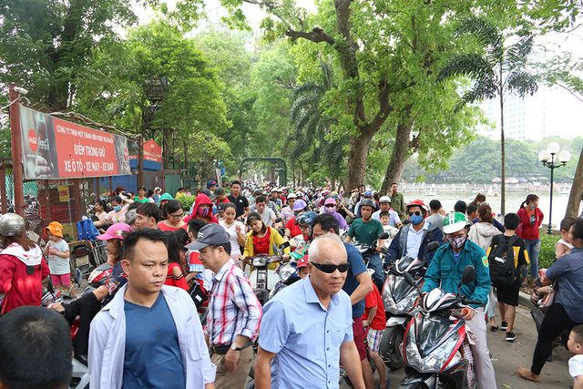 Công viên Thủ Lệ một trong những điểm du lịch vô cùng yêu thích của các em nhỏ, trong những ngày nghỉ lễ nhiều gia đình ngoại thành Hà Nội và các tỉnh lân cận đều cho con em mình về đây vui chơi, thăm thú.