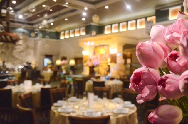 Mỗi một chi tiết kiến trúc nơi đây đều thấm đẫm tâm hồn Việt và tất cả đều được thiết kế do các nghệ nhân tài giỏi. Màu sắc nơi đây rất hòa hợp từ nội thất trang trí đến những bộ quần áo lụa tơ tằm tứ thân của làng quê Việt xưa kia. Không những vậy, khu vườn Treo với những cây Bonsai cổ thụ luôn nhận được sự trầm trồ, thán phục của người xem.