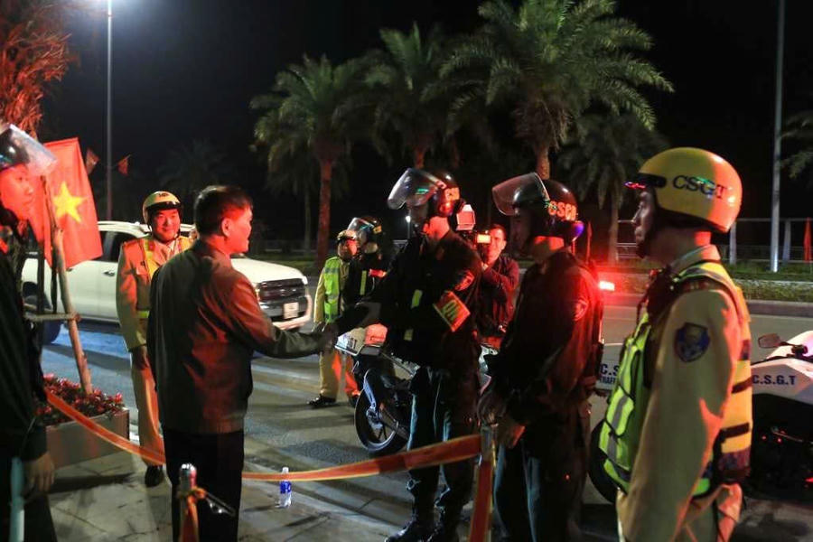 Chủ tịch UBND tỉnh Quảng Ninh động viên lực lượng Cảnh sát giao thông trực chốt kiểm tra nồng độ cồn trên địa bàn phường Hạ Long đêm 29 Tết.