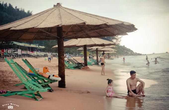 Bãi biển sạch sẽ, hấp dẫn, lôi cuốn khách du lịch ghé thăm.