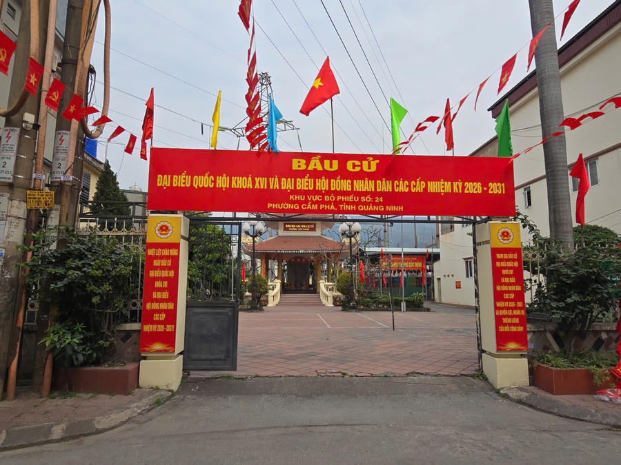 Khu vực bỏ phiếu số 24, phường Cẩm Phả (Quảng Ninh) được trang trí cờ hoa, băng rôn, khẩu hiệu chào mừng bầu cử đại biểu Quốc hội khóa XVI và đại biểu HĐND các cấp nhiệm kỳ 2026–2031.