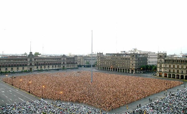 Hàng ngàn người khỏa thân ở quảng trường Zocalo tại Mexico vào năm 2007.