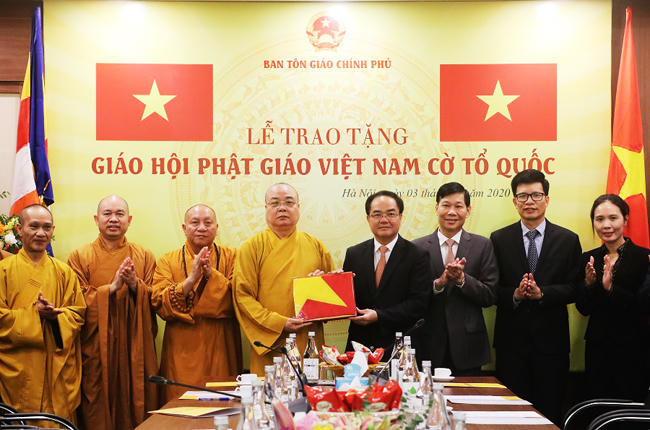 Thứ trưởng Vũ Chiến Thắng trao cờ tổ quốc tới Giáo hội Phật giáo Việt Nam.