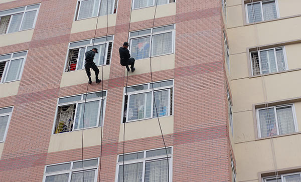 Lớp B9 D38 có 37 thành viên đều tham gia hội thao lần này. Các bạn sinh viên đang nỗ lực hết sức để hoàn thành bài biểu diễn một cách hoàn hảo nhất.