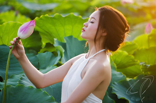 Bùi Linh hướng đến vẻ đẹp đầy sức sống của người thiếu nữ hòa quyện với vẻ đẹp bình dị, nền nã của hoa sen (ảnh: Cương Pluto).
